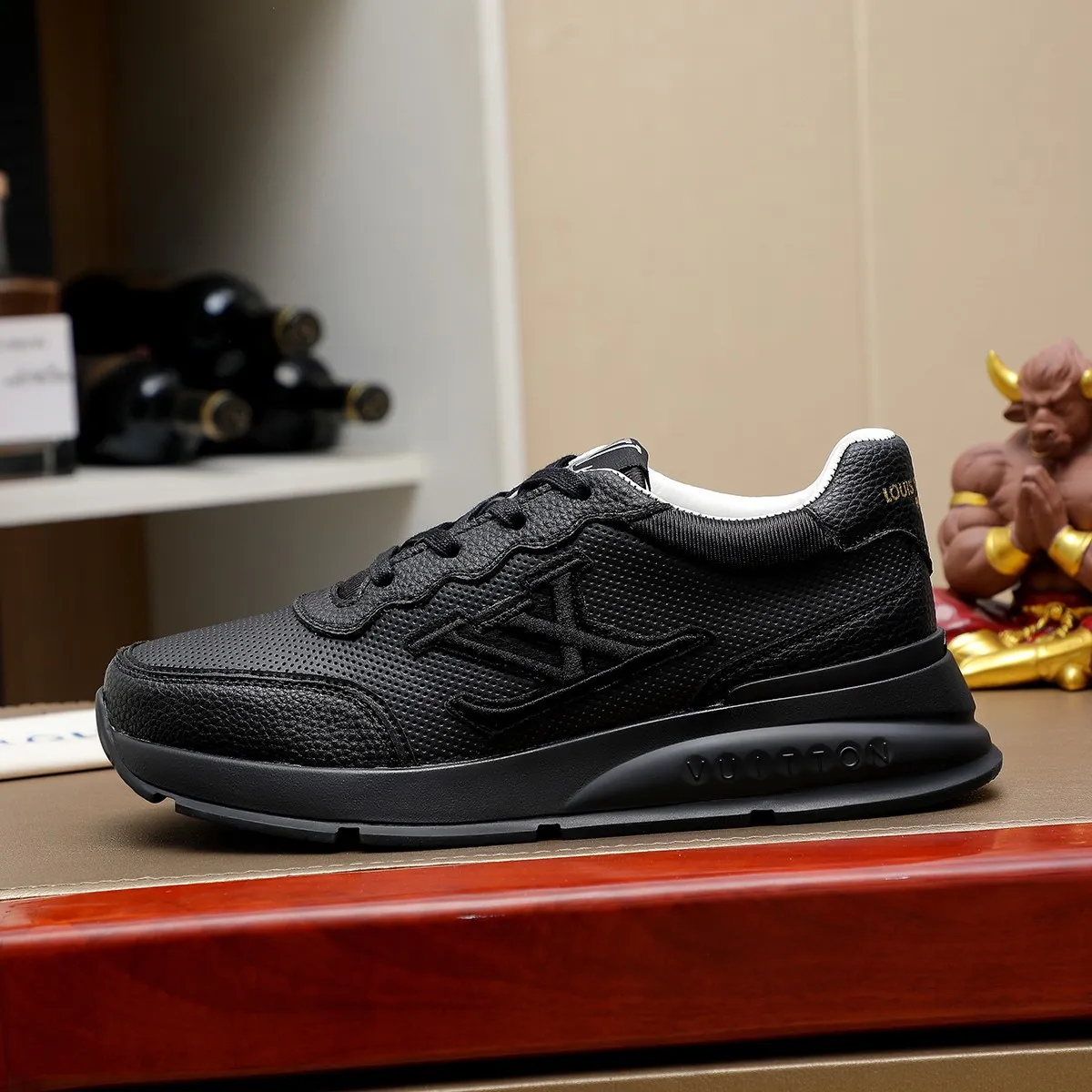 Ex-factory price: 440¥🌹🌹[LV Louis Vuitton] new low-top casual men's shoes. A must-have for fashionable men, new products are released in Hong Kong counters [strong], big-name style, European and American masters strongly create unique styles, comfortable on the feet, super soft outsole, super wear-resistant. Gives people a strong visual impact. Material: imported first-layer cowhide leather upper ➕rubber non-slip outsole, rubber graphics matching, 38 to 44